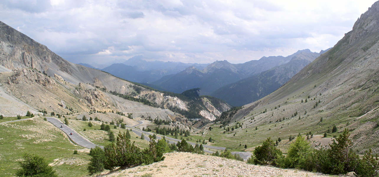 Du col : vue sur la Casse Déserte, à gauche et la vallée d'Arvieux