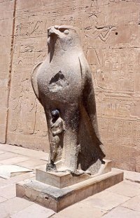 (Horus à l’entrée du temple d’Edfou - Photo 2000)
