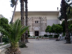 (Façade du musée archéologique de Damas)<br /><i><p>Reconstitution, pierre à pierre, de la façade du palais de Qusair al-Hayr al-Gharbi</p></i>
