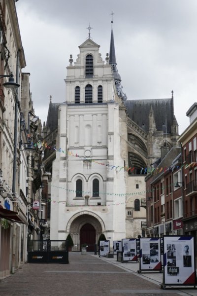 (Le tour et le portail de la façade)