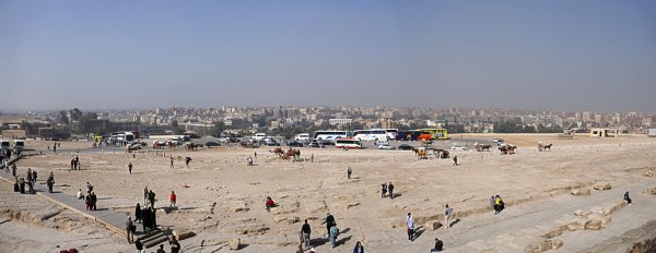 (Vue de Gizeh depuis le pied de la pyramide de Khéops)